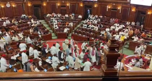 Samajwadi Party MLAs stormed the well and began creating a ruckus Samajwadi Party MLAs stormed the well and began creating a ruckus