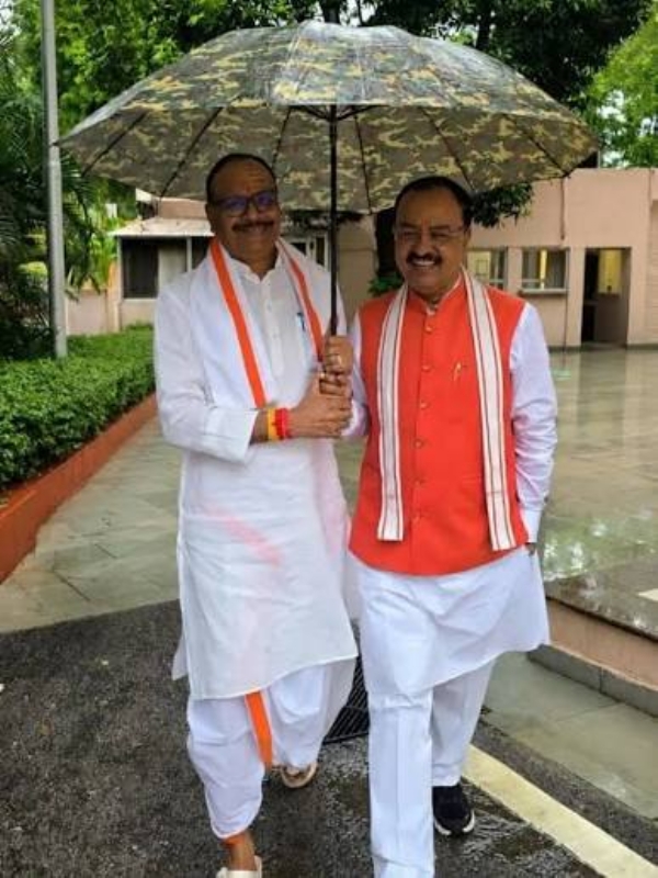 Deputy Chief Ministers Brajesh Pathak and Keshav Prasad Maurya emerged together under an umbrella Deputy Chief Ministers Brajesh Pathak and Keshav Prasad Maurya emerged together under an umbrella