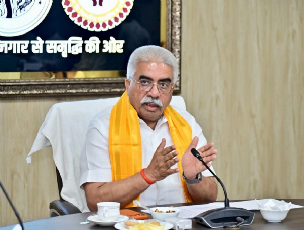 Rakesh Sachan, conducted a detailed review of departmental schemes at Khadi Bhawan, Dalibagh, on Thursday