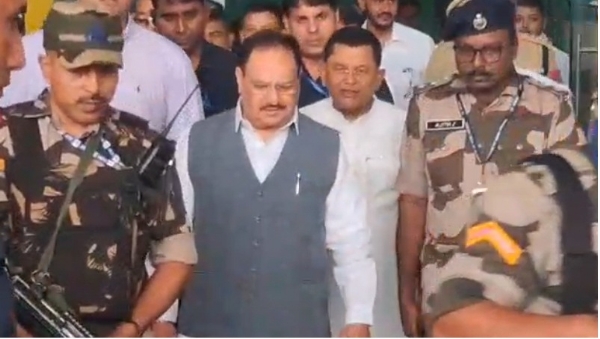 असम, नगालैंड और अरुणाचल प्रदेश के तीन दिवसीय दौरे पर मंगलवार को डिब्रूगढ़ पहुचे केंद्रीय स्वास्थ्य मंत्री जेपी नड्डा की तस्वीर।