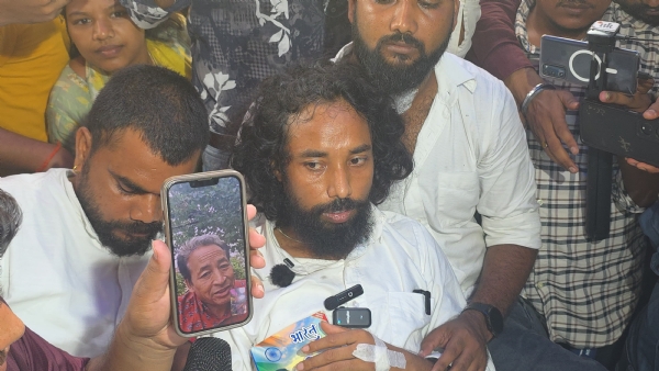 Student leader Devendra Nath Mahto speaking with Sonam Wangchuk.