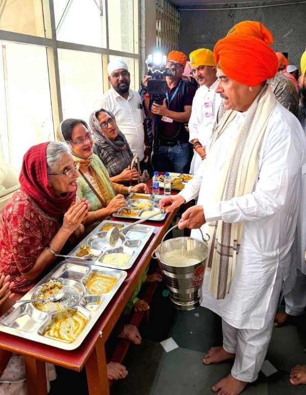 Suvendu Adhikari during langer seva