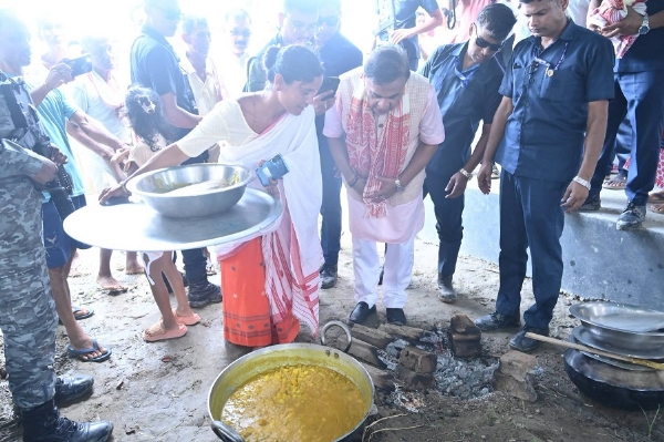 Photo Caption: Assam Chief Minister Dr Himanta Biswa Sarma interacts with residents at a flood relief camp and listens to their grievances.
