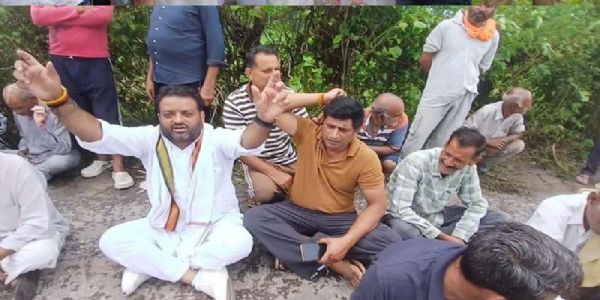 Farmers protest over lack of Chenab channelization