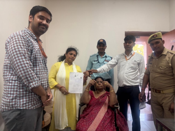 Volunteer (sevadar) found chain near temple area, handed it back safely to woman