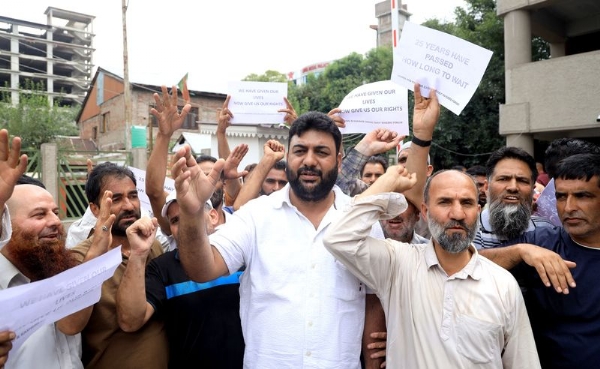 Daily Wagers Protest In Srinagar, Demand Time-Bound Regularisation