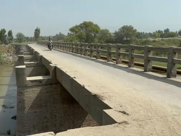 बिना रेलिंग वाला पुल जहां  एएसआई गिरे।