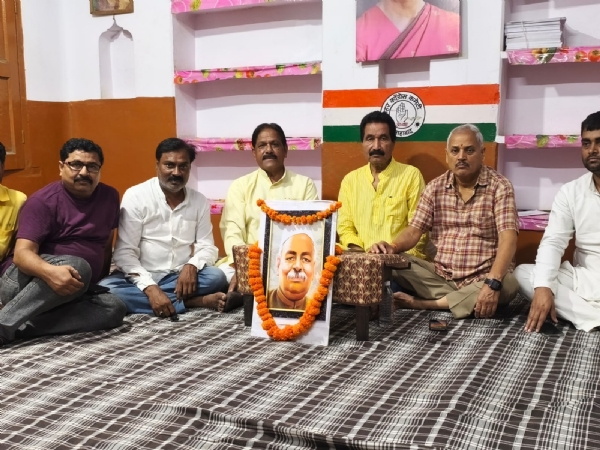 Cong organised tribute meet at party office in Chowk on Thursday
