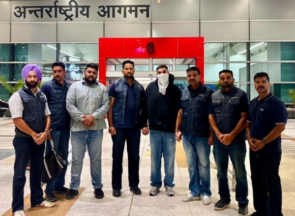 ਦਿੱਲੀ ਏਅਰਪੋਰਟ ਵਿਖੇ ਏਜੀਟੀਐਫ ਦੀ ਹਿਰਾਸਤ ’ਚ ਕਰਮਵੀਰ ਸਿੰਘ ਦਿੱਲੀ ਏਅਰਪੋਰਟ ਵਿਖੇ ਏਜੀਟੀਐਫ ਦੀ ਹਿਰਾਸਤ ’ਚ ਕਰਮਵੀਰ ਸਿੰਘ