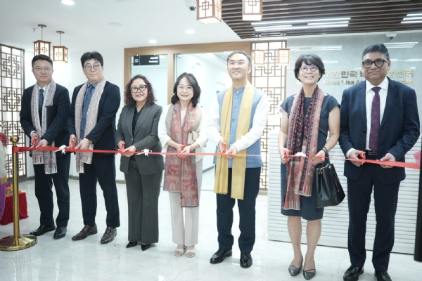 Republic of Korea Ambassador to India Lee Seong-ho and VFS Global officials at the inauguration of the Korea Visa Application Centre in New Delhi on Tuesday. Republic of Korea Ambassador to India Lee Seong-ho and VFS Global officials at the inauguration of the Korea Visa Application Centre in New Delhi on Tuesday.