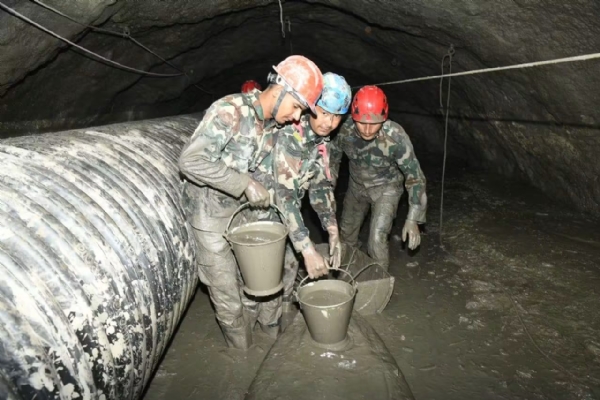 Soldiers clearing debris from the Trishuli Hydropower Project.