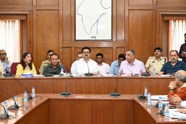 DU Vice-Chancellor Prof. Yogesh Singh chairing a joint meeting with university officials, college principals, provosts of halls and hostels, and police officials.