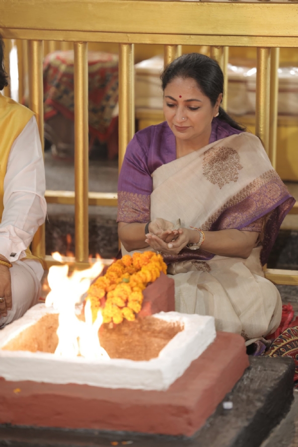 Chief Minister of Delhi Rekha Gupta performs a ritual havan during the 108-kund Yajna held at the Khatu Shyam Vishal Mandir Delhi Dham.