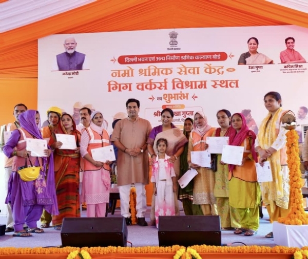 Delhi Chief Minister Rekha Gupta inaugurates the ‘Namo Shramik Seva Kendra’ and a rest facility for gig workers in Shalimar Bagh.