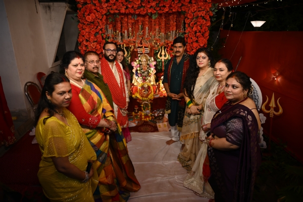 Kalyani Nandgiri, Mahamandaleshwar of the Kinnar Akhara, performed the aarti for Lord Ganesha Kalyani Nandgiri, Mahamandaleshwar of the Kinnar Akhara, performed the aarti for Lord Ganesha