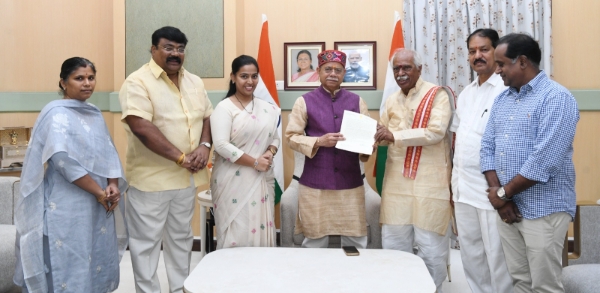 Former Governor of Haryana Shri Bandaru Dattatraya and others met the Hon’ble Governor of Telangana Shri Shiv Pratap Shukla at Lok Bhavan