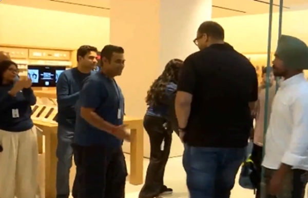A large number of people at the Apple Store located at DLF Mall in Noida. A large number of people at the Apple Store located at DLF Mall in Noida.