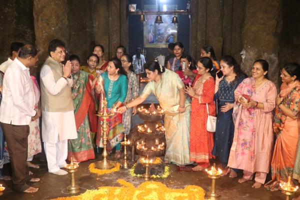 Piyush Goyal Lights “Aashirvad Ka Diya” with Over 200 Beneficiaries at Mandapeshwar Caves Piyush Goyal Lights “Aashirvad Ka Diya” with Over 200 Beneficiaries at Mandapeshwar Caves