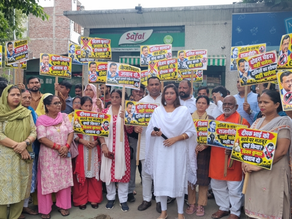 BJP workers and local residents protesting outside the AAP office.