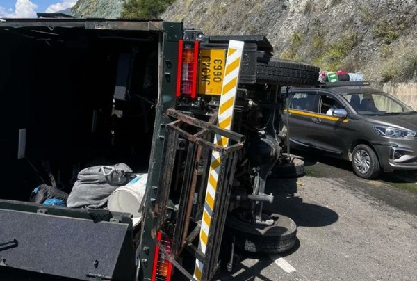 BSF Vehicle Overturns On Jammu-Srinagar Highway; 5 Personnel Injured BSF Vehicle Overturns On Jammu-Srinagar Highway; 5 Personnel Injured