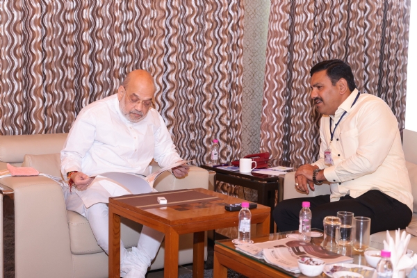 A photo of State President Vijayendra meeting Amit Shah at a private hotel this morning. A photo of State President Vijayendra meeting Amit Shah at a private hotel this morning.