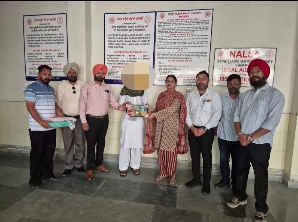पाकिस्तान रवाना करने से पहले सीजेएम गुरप्रीत कौर ने युवक को मिठाई, फल और कपड़े देते हुए।