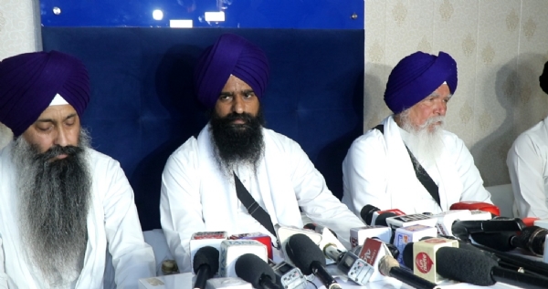 ਪੱਤਰਕਾਰਾਂ ਨੂੰ ਜਾਣਕਾਰੀ ਦਿੰਦੇ ਹੋਏ ਸ੍ਰੀ ਅਕਾਲ ਤਖ਼ਤ ਸਾਹਿਬ ਦੇ ਜਥੇਦਾਰ ਗਿਆਨੀ ਕੁਲਦੀਪ ਸਿੰਘ ਗੜਗੱਜ ਤੇ ਹੋਰ ਸਿੰਘ ਸਾਹਿਬਾਨ।