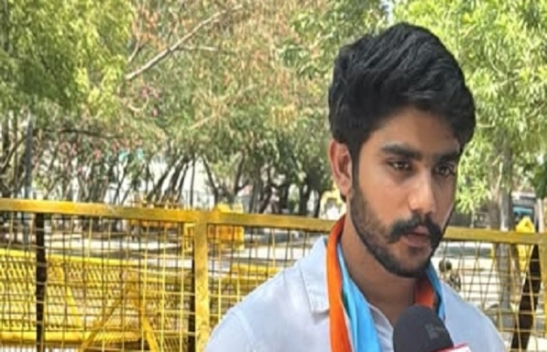 NSUI presidential candidate Vijay Shankar Meena speaks to the media during the DUSU elections.