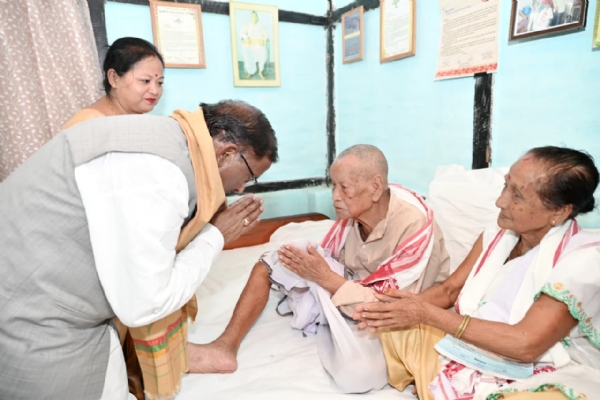 Assam Governor Lakshman Prasad Acharya Honouring 96-Year-Old Freedom Fighter Phanidhar Gogoi in Dibrugarh