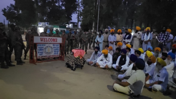 अरदास से पहले पाठ करते हुए जत्थेदार ज्ञानी कुलदीप सिंह गड़गज्ज और संगत