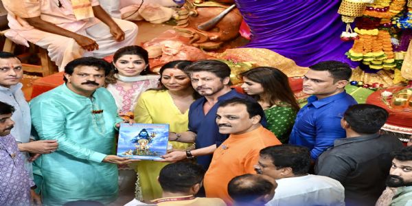 Shah Rukh Khan Visits Lalbaugcha Raja with Family on Ganesh Chaturthi