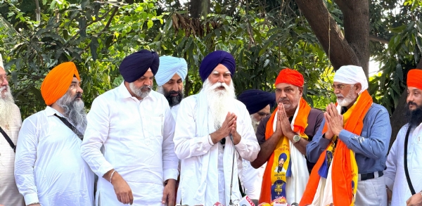 ਸਾਬਕਾ ਈਡੀ ਅਧਿਕਾਰੀ ਨਿਰੰਜਨ ਸਿੰਘ ਤੇ ਸਾਬਕਾ ਡੀਐੱਸਪੀ ਬਲਵਿੰਦਰ ਸਿੰਘ ਸੇਖੋਂ ਨੂੰ ਤਰਸੇਮ ਸਿੰਘ ਅਤੇ ਵਿਧਾਇਕ ਮਨਪ੍ਰੀਤ ਸਿੰਘ ਅਯਾਲੀ ਪਾਰਟੀ ’ਚ ਸ਼ਾਮਲ ਕਰਦੇ ਹੋਏ।