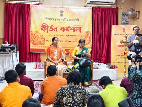 कीर्तन कार्यशाला के प्रतिभागियों से मुक्ती बी सूचना एवं संस्कृति राज्य मंत्री पूर्णिमा चक्रवर्ती एव रविंद्र भारती यूनिवर्सिटी की प्रोफेसर डॉक्टर कंकना मित्र