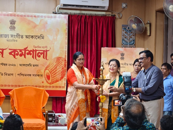 पश्चिम बंगाल संगीत अकादमी द्वारा आयोजित तीन दिवसीय कीर्तन कार्यशाला का शुभारंभ कर रहीं सूचना एवं संस्कृति राज्य मंत्री पूर्णिमा चक्रवर्ती एव रविंद्र भारती विश्वविद्यालय की प्रोफेसर कंकना मित्र