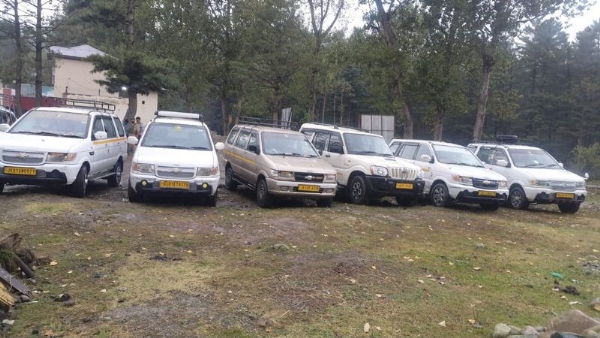 Six Vehicles Seized In Tangmarg Baramulla For Overcharging Tourists