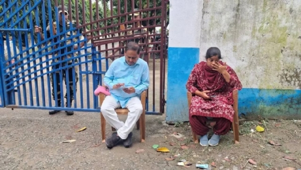 धरने पर बैठे हुमायूं कबीर