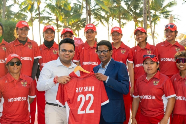 Jay Shah presenting Abhiram Singh with a special jersey.
