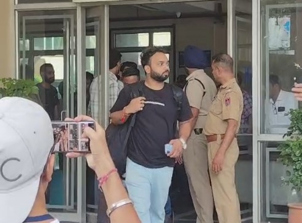 गमाडा के मुख्यालय से बाहर आती हुए ईडी के अधिकारी