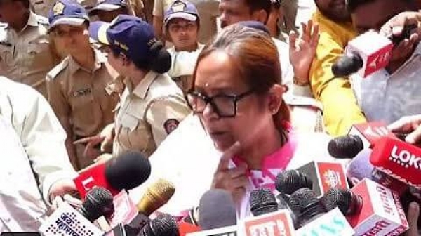 Congress MP Varsha Gaikwad & others gathered outside IIT Bombay on Thursday