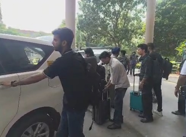 गमाडा के मुख्यालय से बाहर आती हुए ईडी के अधिकारी