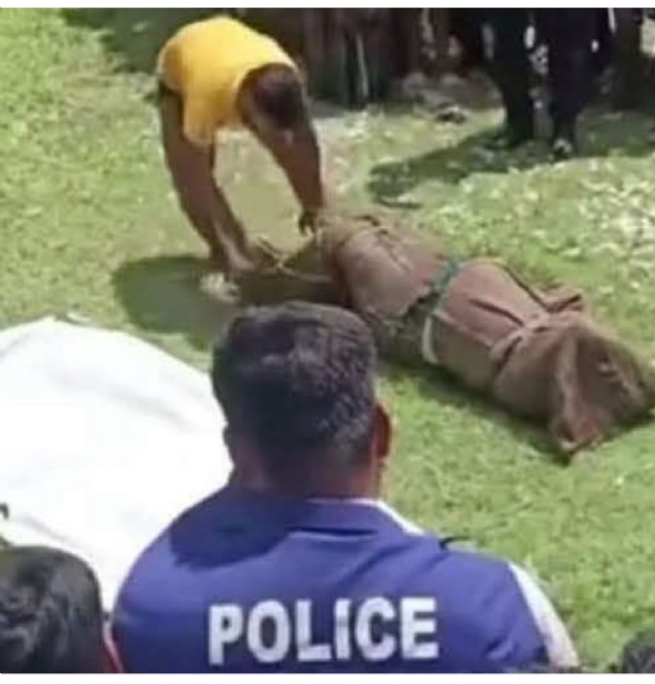 बांग्लादेश में हिंदू स्वर्णकार का शव  नहर से बरामद कर रही पुलिस