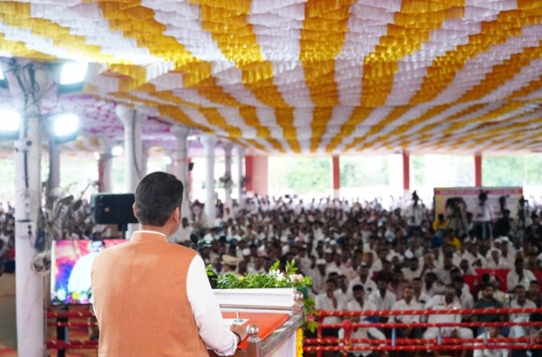CM addressing gathering during distribution ceremony of Gunwant Kamgar Awards and Bhavya Melava of Mathadi Workers
