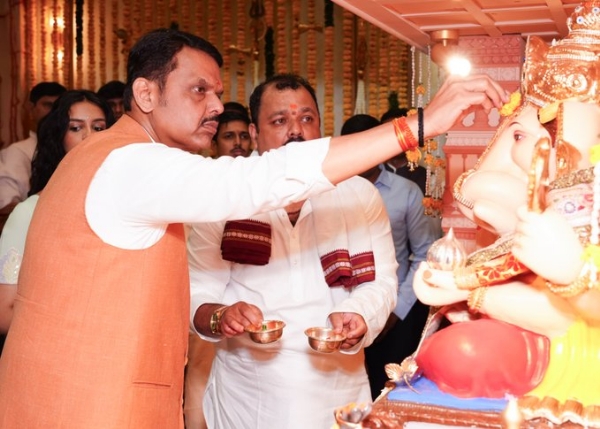 Maharashtra Chief Minister Devendra Fadnavis, along with his wife Amruta Fadnavis and family members, performed the Ganesh Visarjan