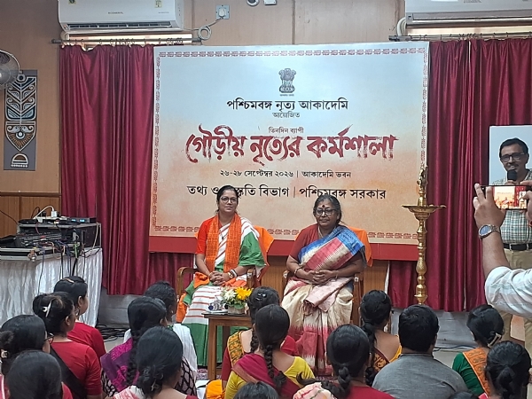 नृत्य कार्यशाला में छात्रों से रूबरू सूचना एवं संस्कृति राज्य मंत्री पूर्णिमा चक्रवर्ती तथा अध्यापिका डॉक्टर महुआ मुखर्जी