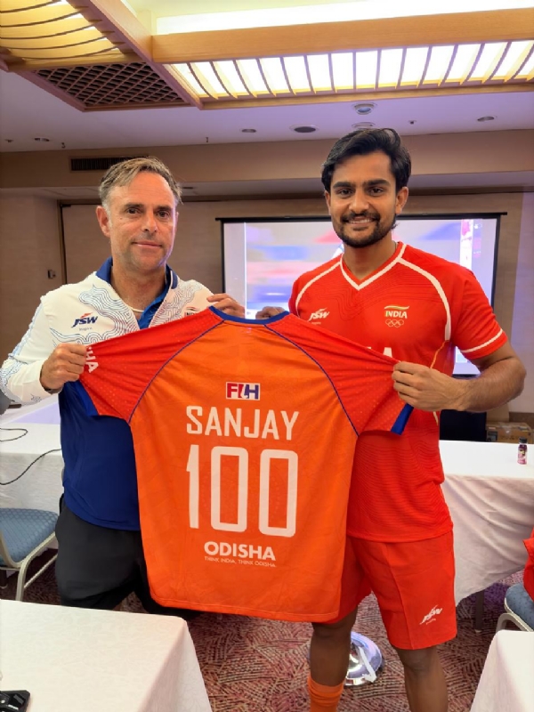 Head Coach Craig Fulton Honours Sanjay with a Commemorative T-Shirt