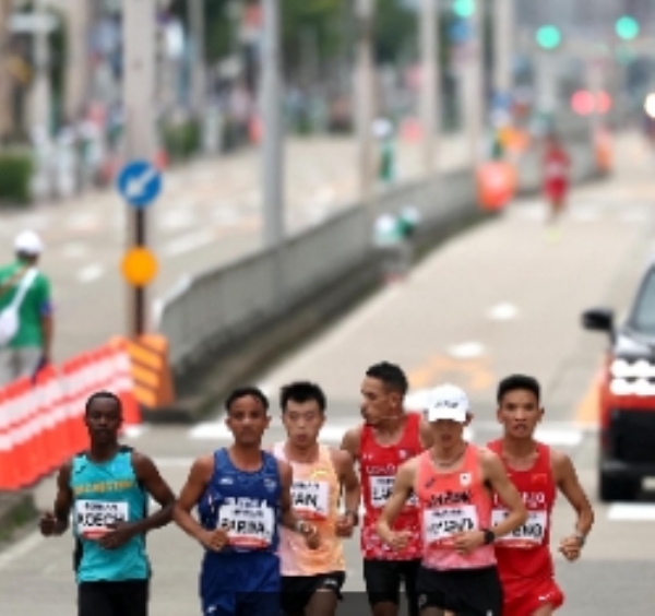 Sawan Barwal, second from left, becomes the first Indian man in 44 years to win an Asian Games medal in the marathon. Sawan Barwal, second from left, becomes the first Indian man in 44 years to win an Asian Games medal in the marathon.