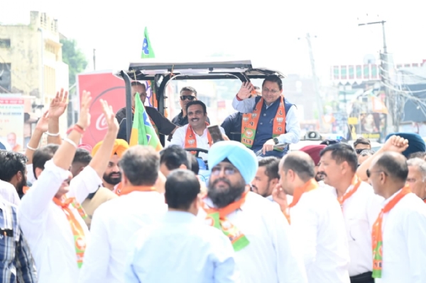 ट्रैक्टर पर सवार होकर रोड शो में मुख्यमंत्री पुष्कर सिंह धामी