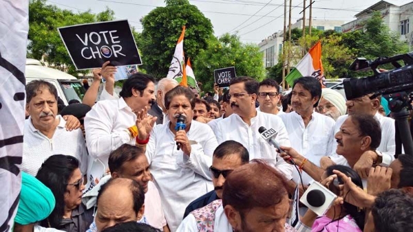 Scores of Cong leaders, workers detained during Jammu protest