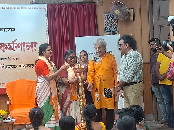 राज्य साहित्य अकादमी के तत्वावधान में आयोजित गोरिया नृत्य कार्यशाला का शुभारंभ कर रहे हैं सूचना एवं संस्कृति राज्य मंत्री पूर्णिमा चक्रवर्ती