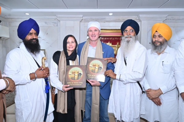 ਅਮਰੀਕੀ ਸਫ਼ੀਰ ਸਰਜੀਓ ਗੋਰ ਦਾ ਸਨਮਾਨ ਕਰਦੇ ਹੋਏ ਐਸਜੀਪੀਸੀ ਪ੍ਰਧਾਨ ਹਰਜਿੰਦਰ ਸਿੰਘ ਧਾਮੀ।